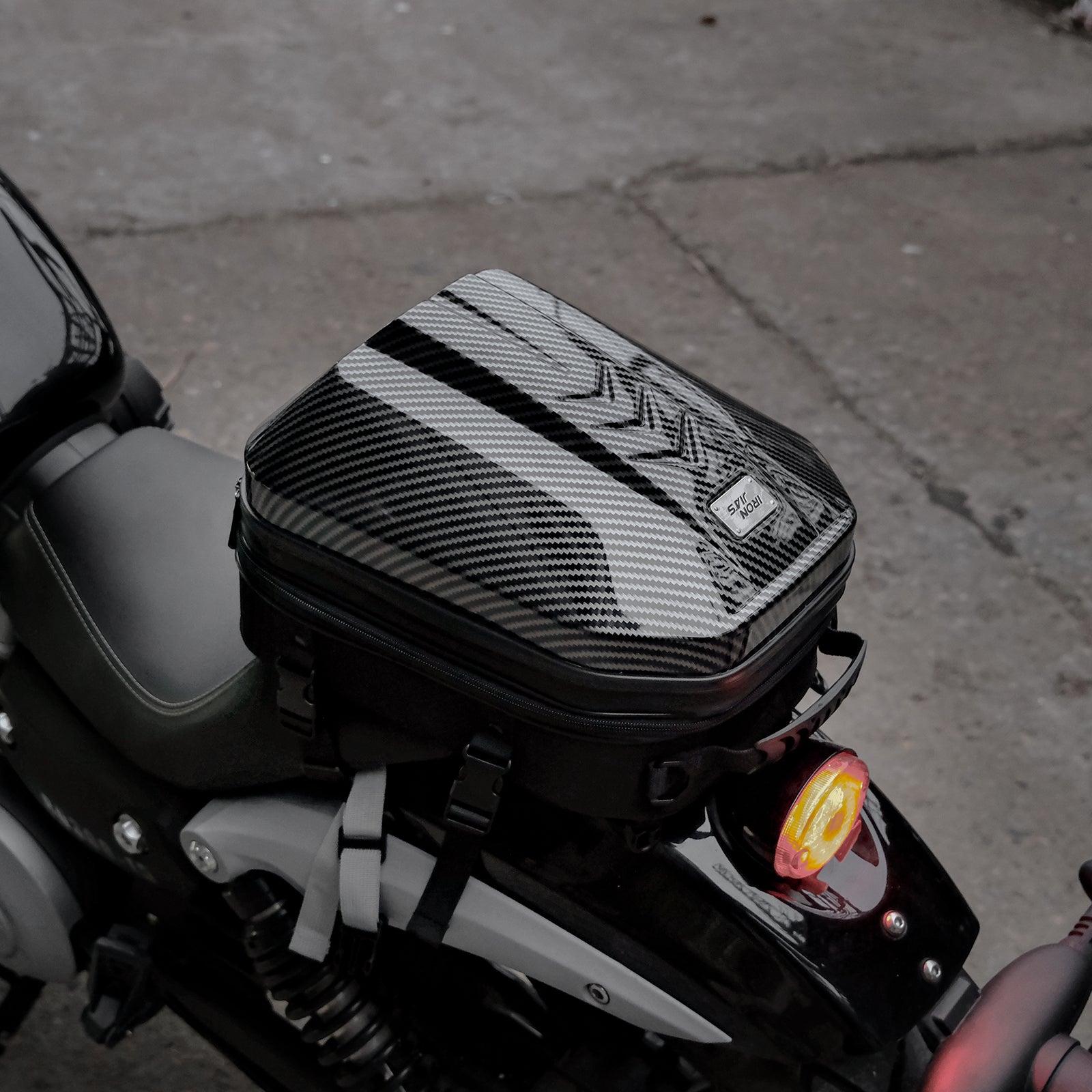 IRON JIAS Motorrad Hecktasche Wasserdichter Rucksack ABS Hartschalen  Motorrad Gepäcktaschen Helmtaschen mit erweiterbarem Stauraum 24L-35L